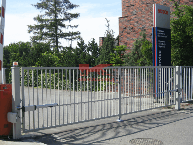 brama dwuskrzydłowa wrocław szeroka metalowa nowoczesna
