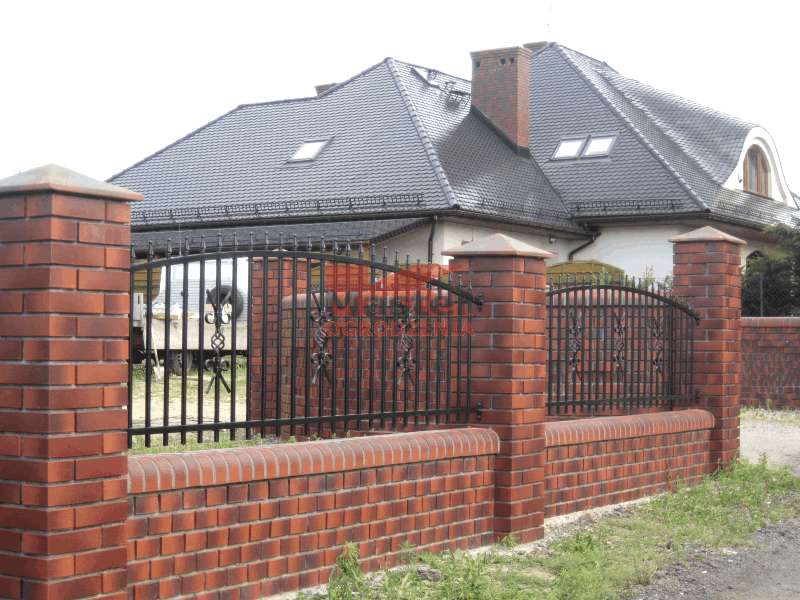 ogrodzenie w łuku metalowe murowane z cegły klinkierowej wrocław