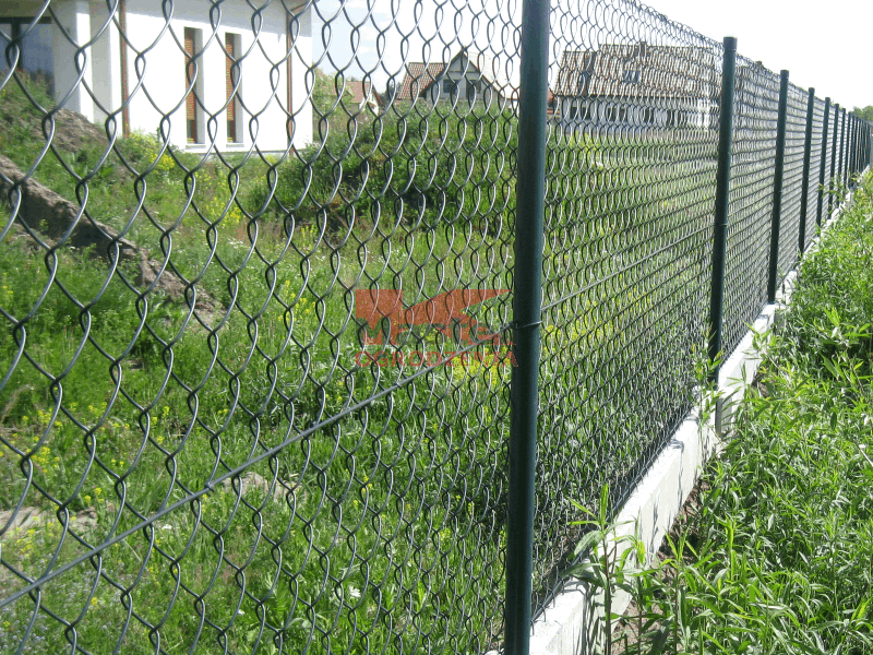 ogrodzenie siatkowe z podmurówką siatka pleciona